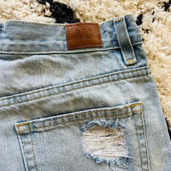 BDG Girlfriend Hi Rise White Wash Distressed Jean Shorts Size 28 - Picture 5 of 6